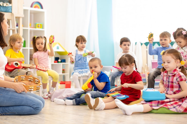 Kinderpfleger betreut Gruppe im Kindergarten