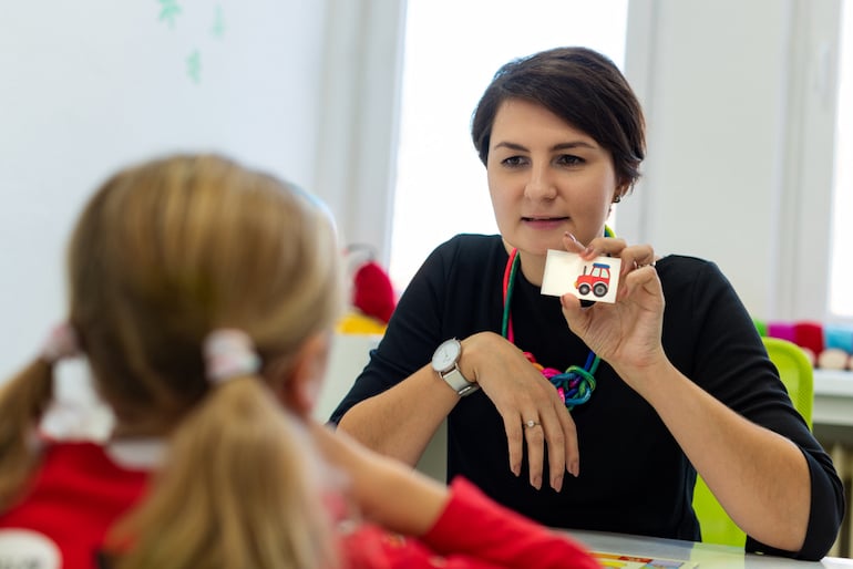 Kinderpfleger arbeitet nach einem zusätzlichen Studium in der Psychiatrie