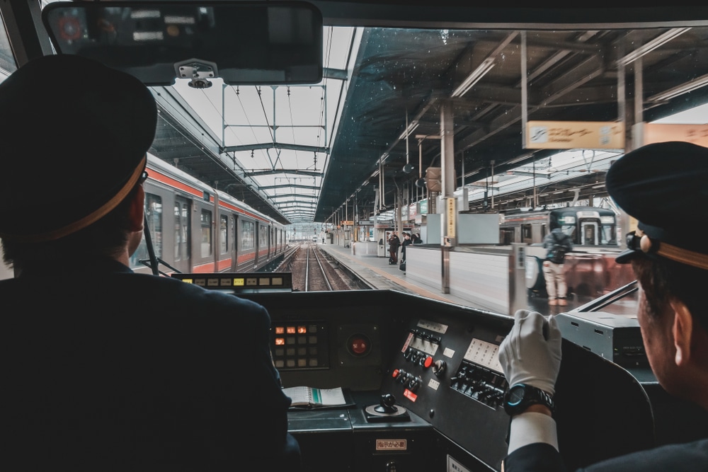 Zugbegleiter und Zugführer besprechen den Arbeitsablauf