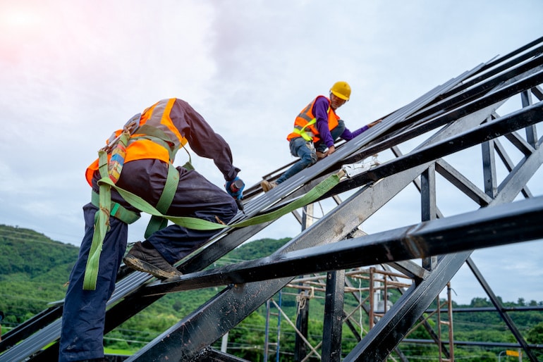 Dachdecker arbeiten mit Sicherungsseilen