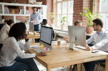 Mitarbeiter nutzen das Desk Sharing Konzept