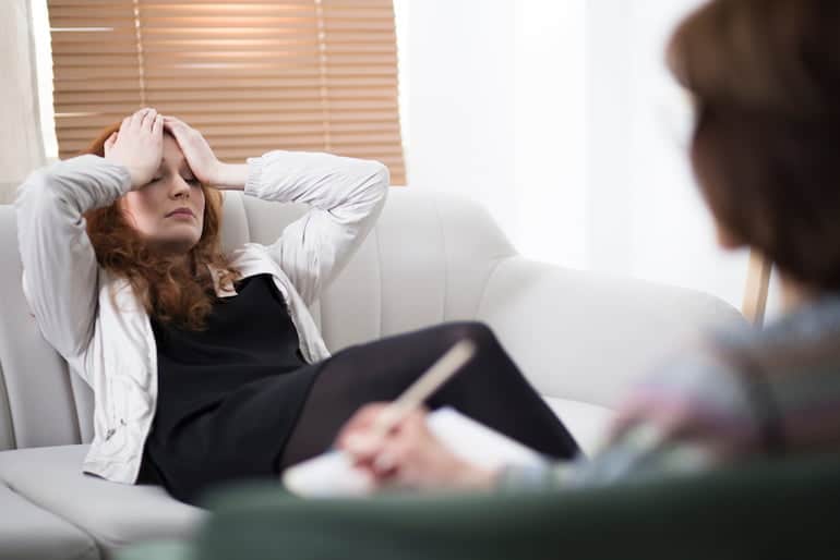 Eine Frau ist mit Depressionen in Therapie, weil sie eine ungesunde Work-Life-Balance hat