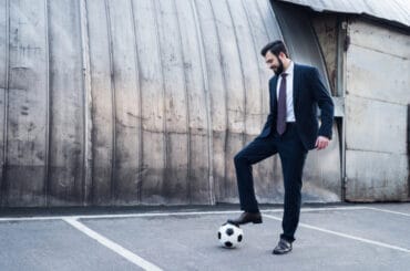Mann betreibt Work-Life-Blending mit Fußball