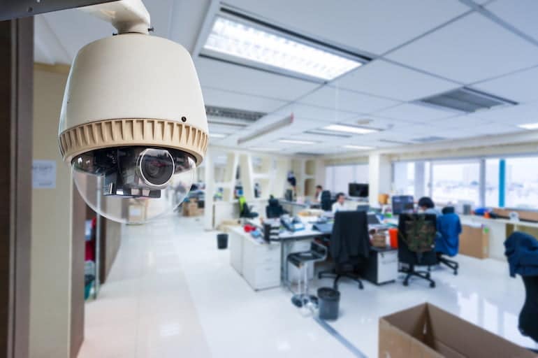 Eine Überwachungskamera wird im Büro für die Überwachung am Arbeitsplatz genutzt