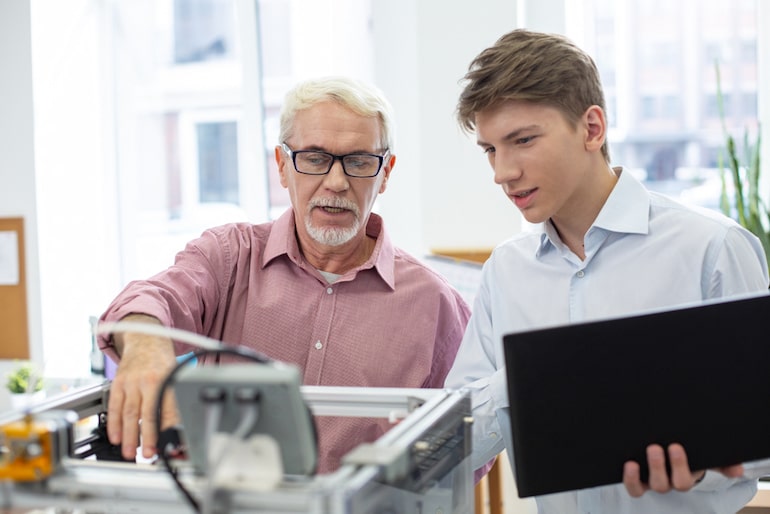 Student macht ein Praktikum als Semesterferienjob