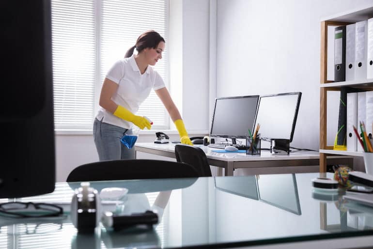 Eine Gebäudereinigerin führe Säuberungsarbeiten in einem Büro durch