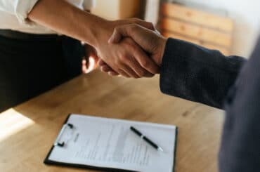 Arbeitgeber und Arbeitnehmer schließen einen Arbeitsvertrag.