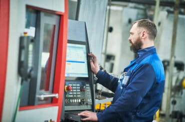 Industriemechaniker bedient CNC-Maschine